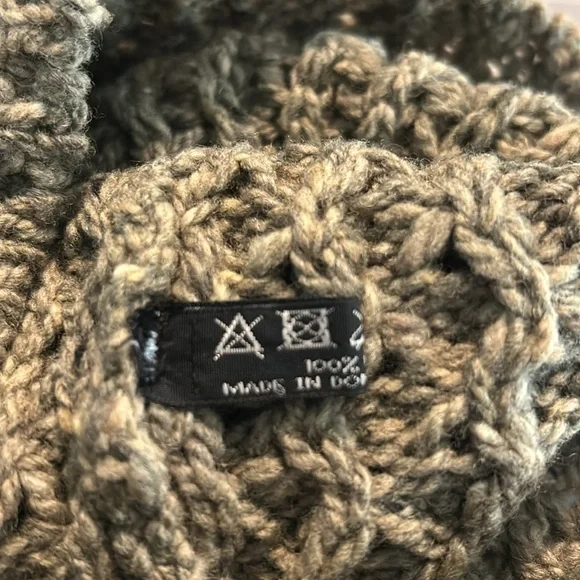 Merino wool Made In Ireland Hand Knit Winter Beanie with Decorative Flower OS - Picture 4 of 6